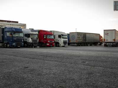 La banchina per il resto � occupata da un enorme parcheggio dove sono posizionati le centinaia di tir che ogni giorno si imbarcano sulle navi. Siamo infatti davanti alla prima �colmata� di Marisabella, realizzata tra il 1990 e il 1996